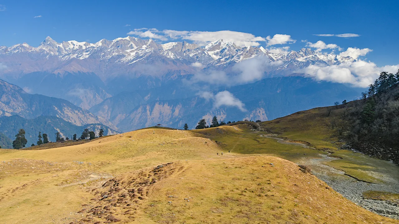 The mesmerizing view that defines the beauty of Dayara Bugyal Trek